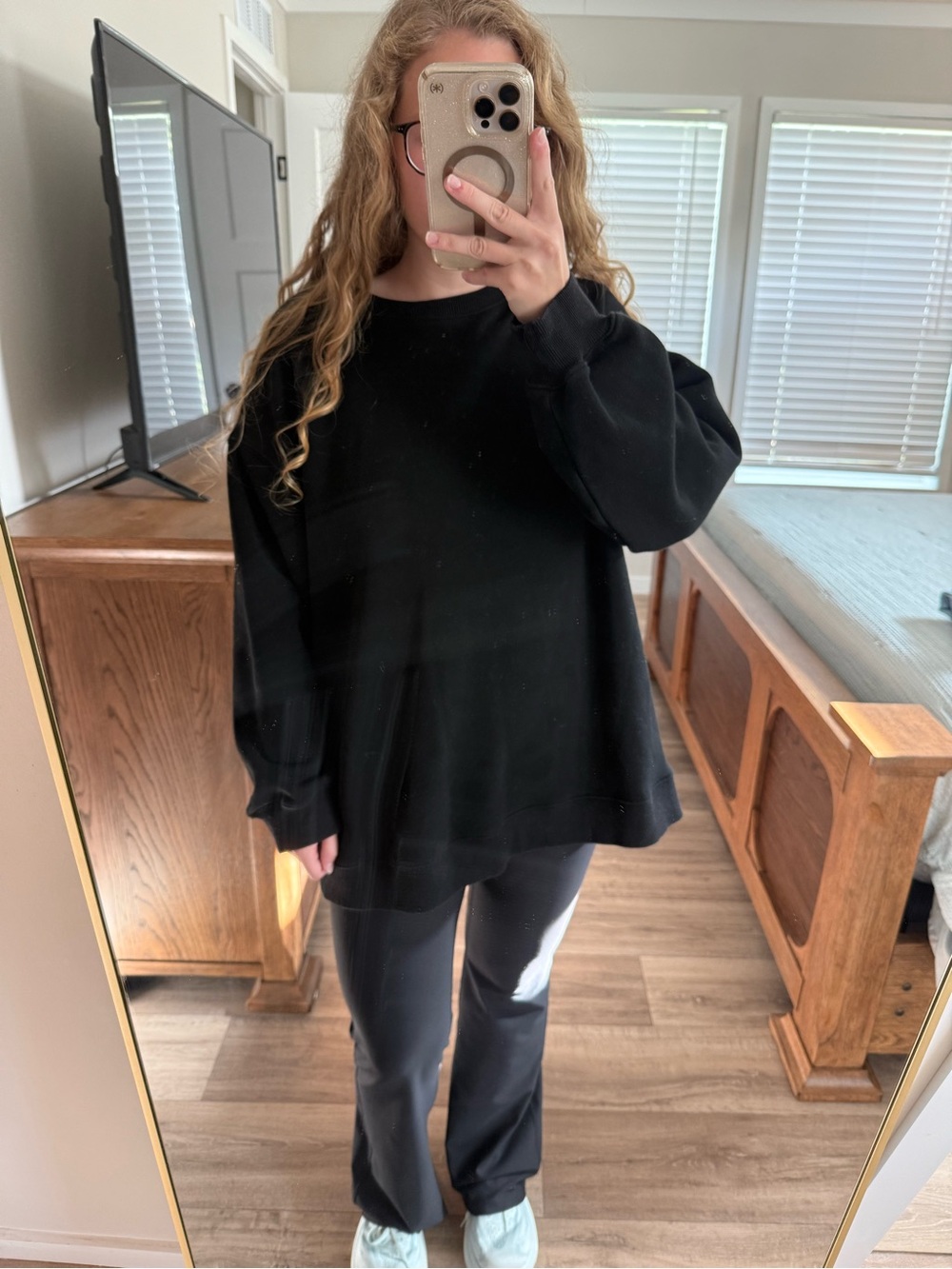 Black Oversized Sweatshirt. Only worn a few times.
-Size M